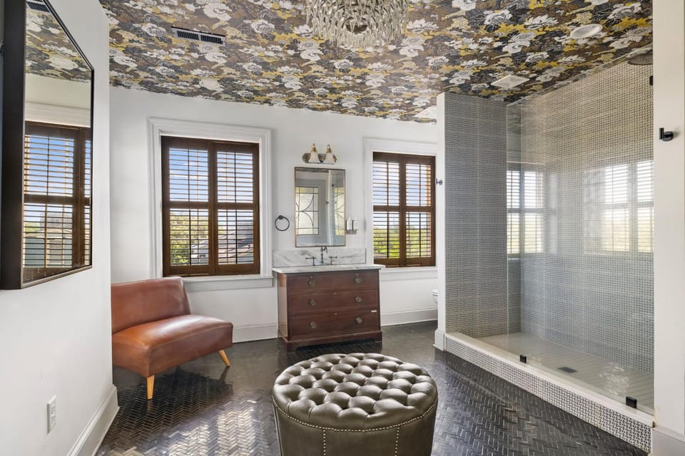 King Penthouse Suite Clawfoot Tub 4th Floor Bed and Breakfast in Savannah