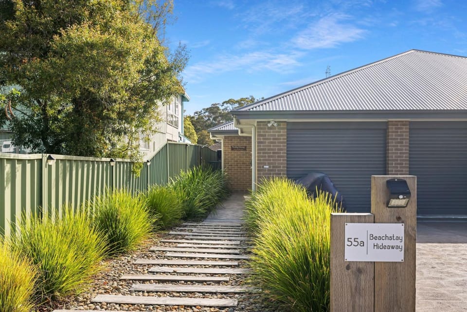 Beachstay Hideaway Vincentia by Book Jervis Bay House in Vincentia