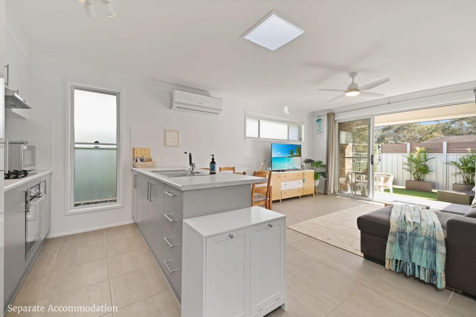 TV and multimedia, Kitchen or kitchenette, Living room, Photo of the whole room, Seating area, Dining area, dishwasher, oven, stove, air conditioner