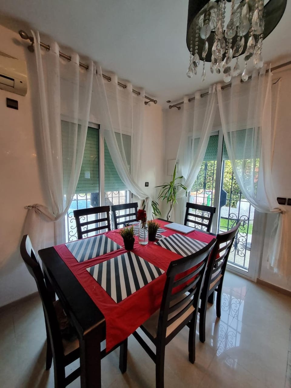 Seating area, Dining area, air conditioner