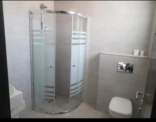 Shower, Toilet