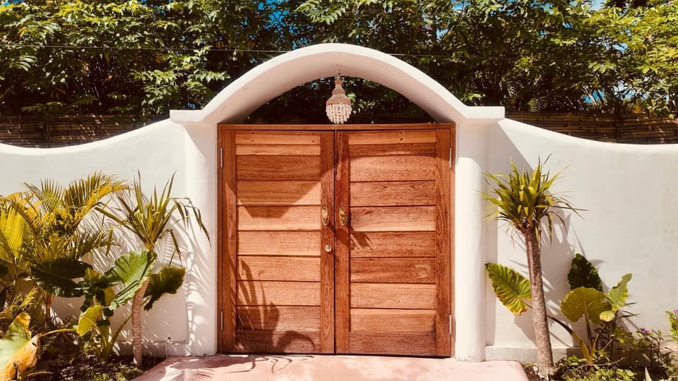 Facade/entrance, Off site, Garden