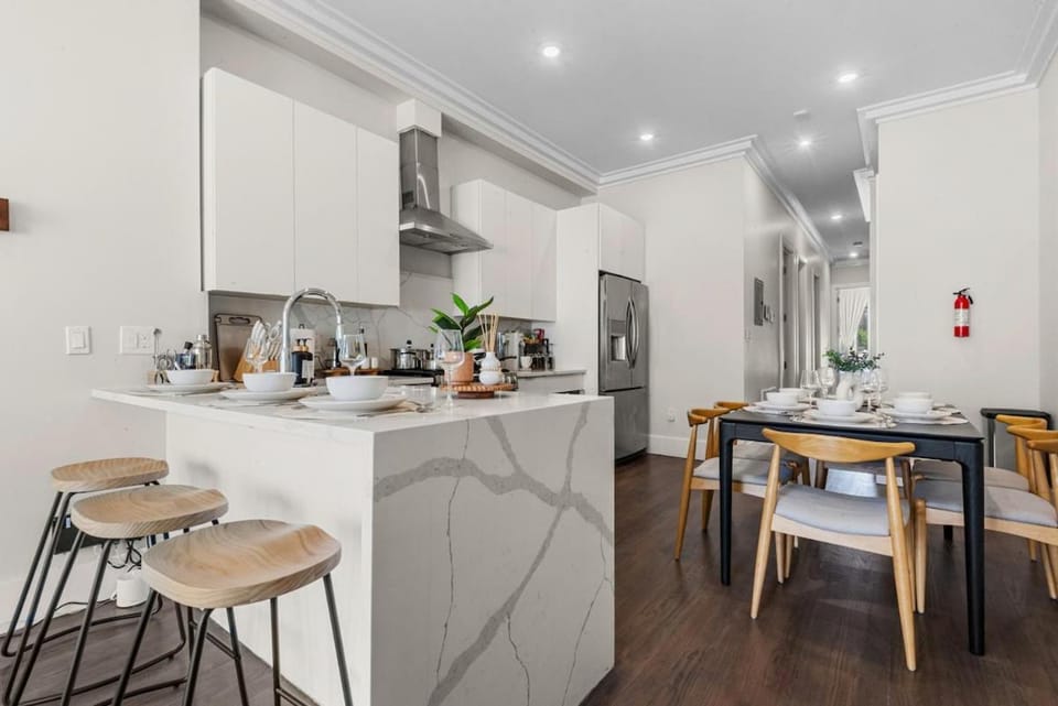 Kitchen or kitchenette, Dining area, oven