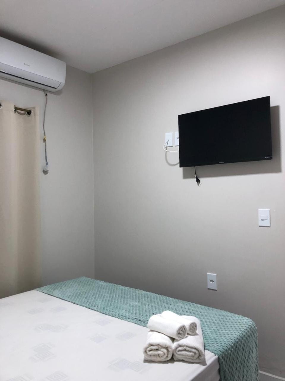 Bed, TV and multimedia, Photo of the whole room, Bedroom, towels, air conditioner