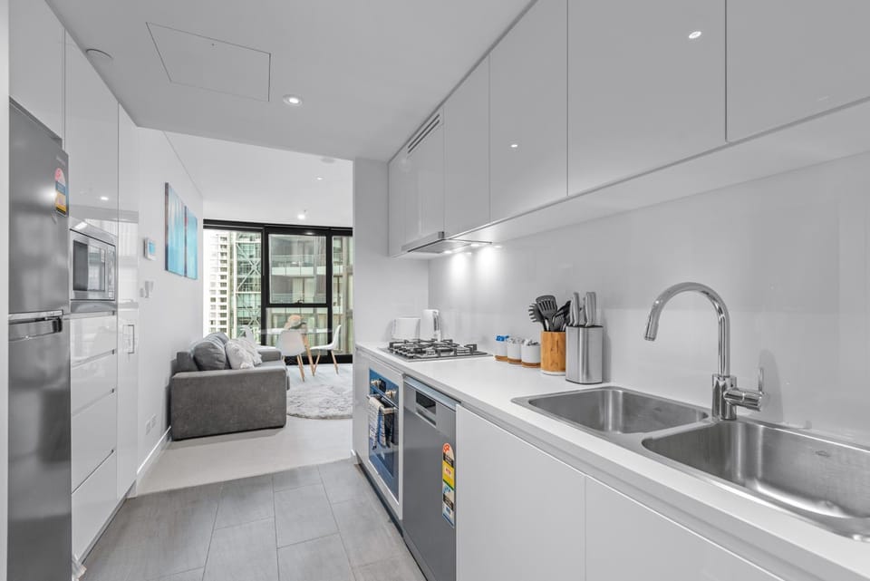 Stylish 2BR - Tallest Building in City plus Pool, Gym Apartment in Kangaroo Point