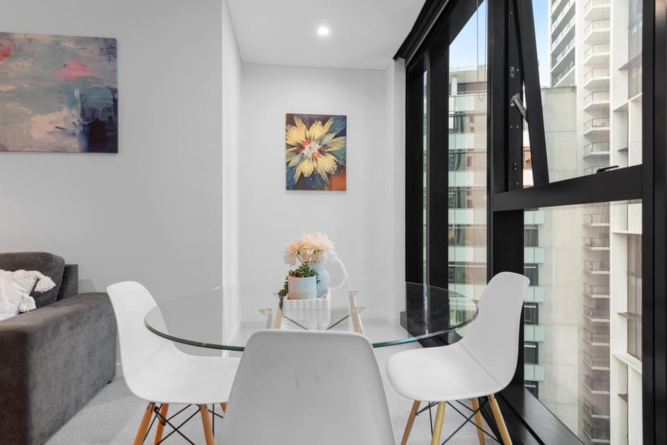 Stylish 2BR - Tallest Building in City plus Pool, Gym Apartment in Kangaroo Point