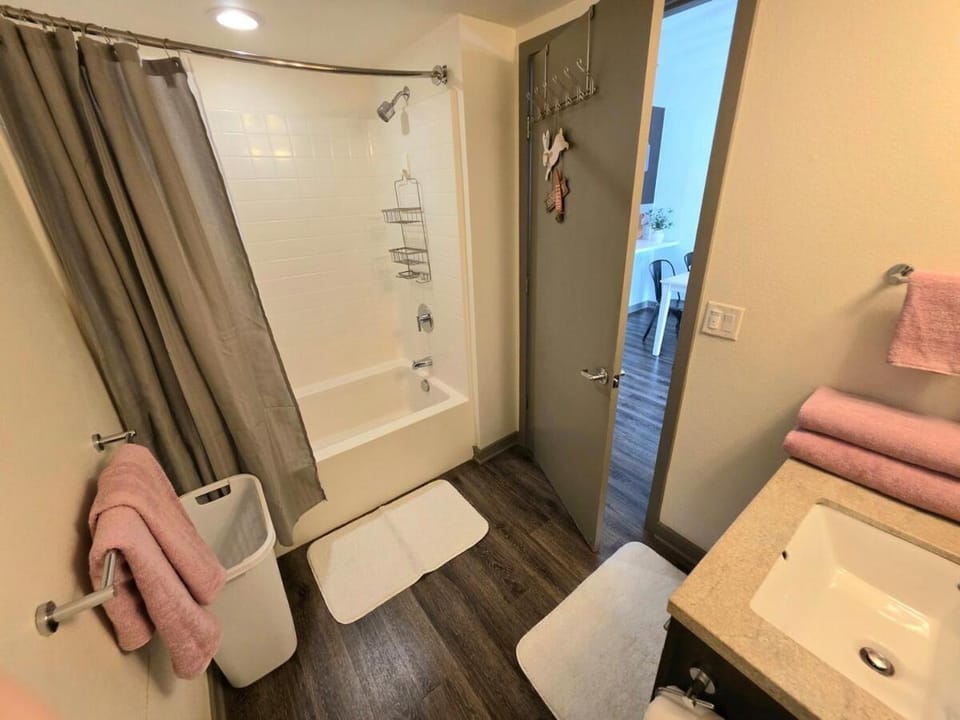 1-BED Apartment Walk to Petco Park, Gazlamp, Convention Center Free Parking, Pool, Hot Tub Apartment in San Diego