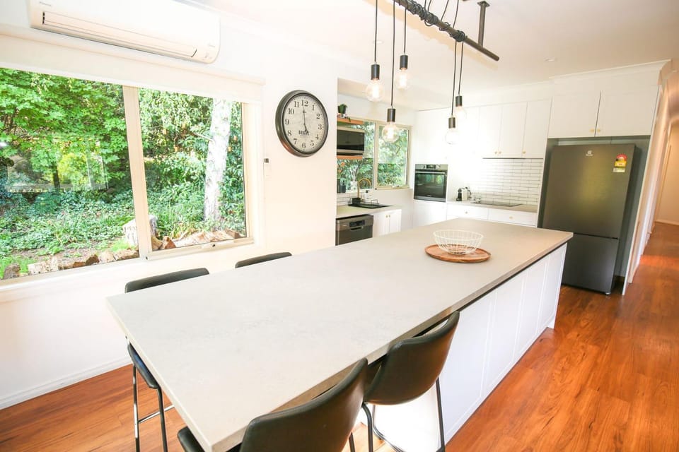 Coffee/tea facilities, Kitchen or kitchenette, Dining area, heating, microwave, oven, pet friendly, stove, toaster, air conditioner