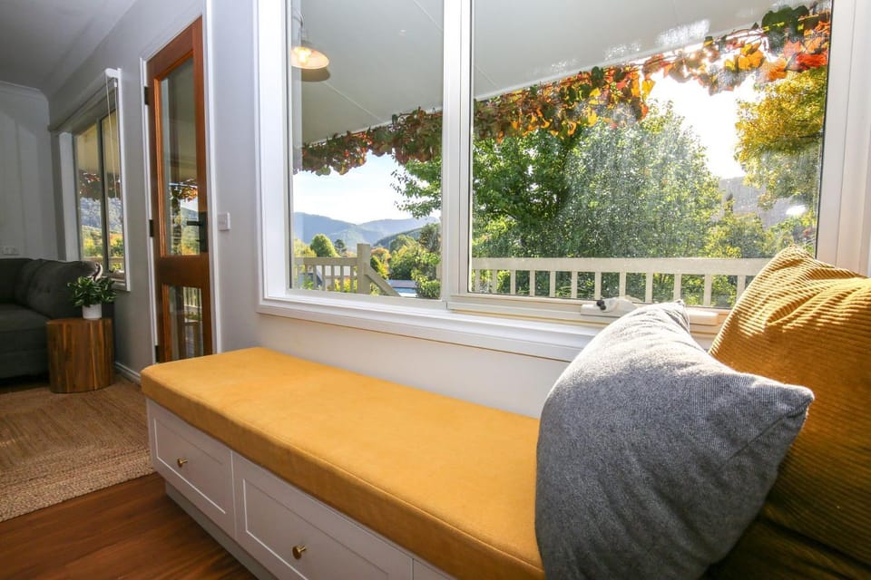 Facade/entrance, Garden, View (from property/room), Balcony/Terrace, Photo of the whole room, Seating area, Garden view, Mountain view, heating, air conditioner