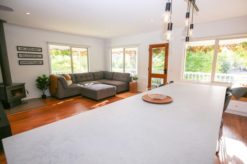 View (from property/room), Balcony/Terrace, Living room, Photo of the whole room, Seating area, Dining area, fireplace, heating, pet friendly, air conditioner