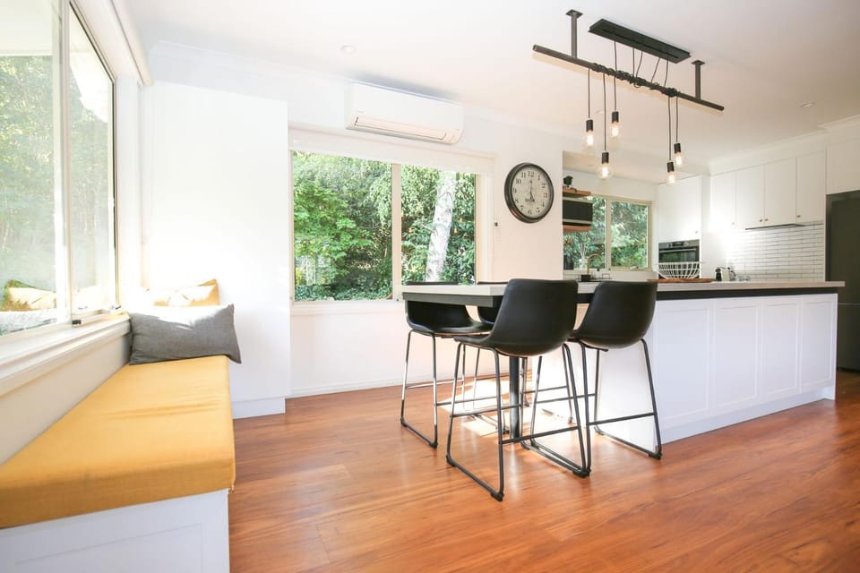 Kitchen or kitchenette, Living room, Seating area, Dining area, heating, microwave, oven, pet friendly, stove, air conditioner
