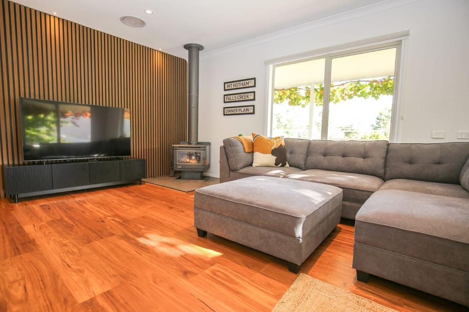 TV and multimedia, Living room, Seating area, fireplace