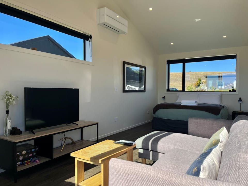 Bed, TV and multimedia, Living room, Seating area, heating