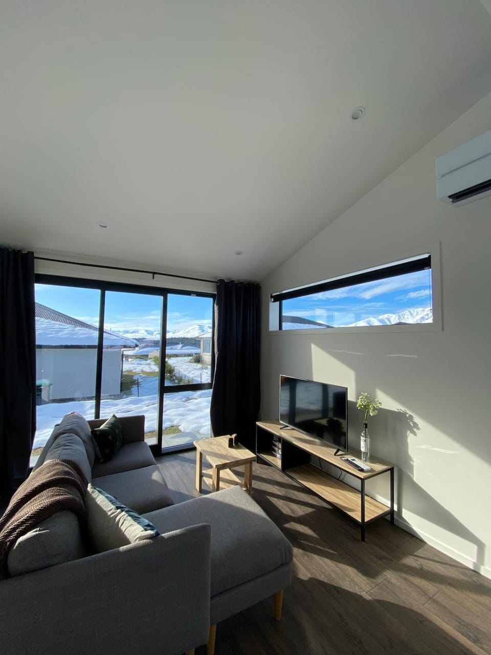 Natural landscape, Winter, TV and multimedia, View (from property/room), Living room, Seating area, heating