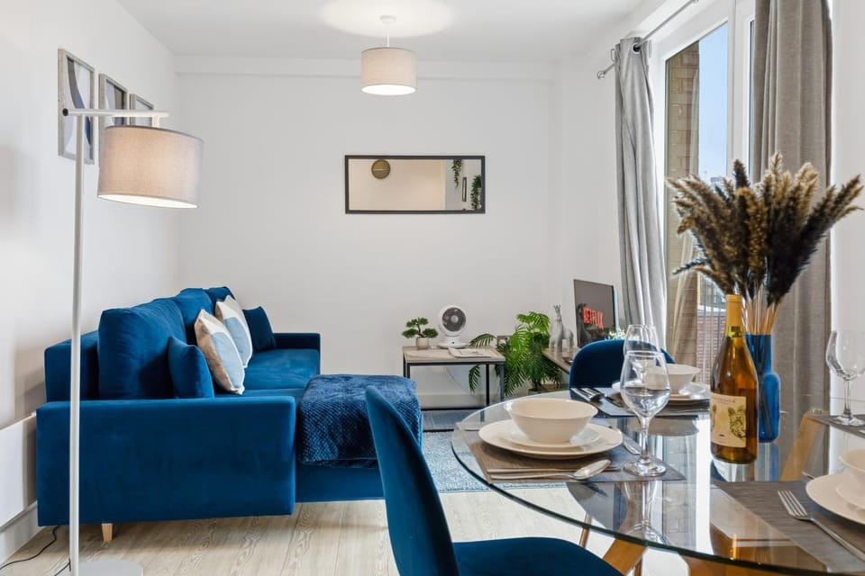 Communal lounge/ TV room, Living room, Decorative detail, Dining area, internet