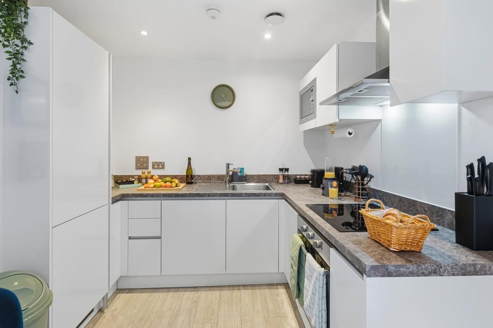 Coffee/tea facilities, Kitchen or kitchenette, microwave, oven, stove, stove, kitchen, kitchen
