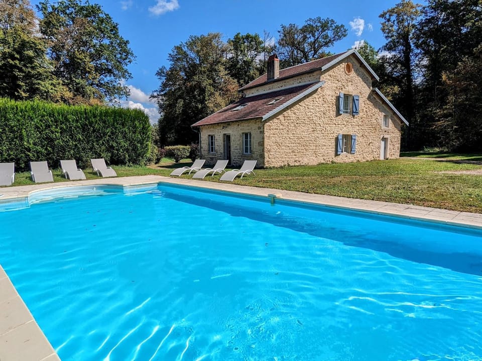 Maison forestière paisible avec piscine et animaux admis - FR-1-583-423 House in Bourgogne-Franche-Comté
