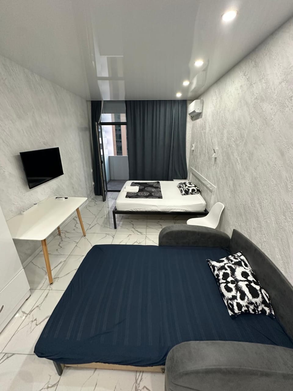 Communal lounge/ TV room, Bed, TV and multimedia, Living room, Photo of the whole room, Seating area, Evening entertainment, Bedroom, furniture