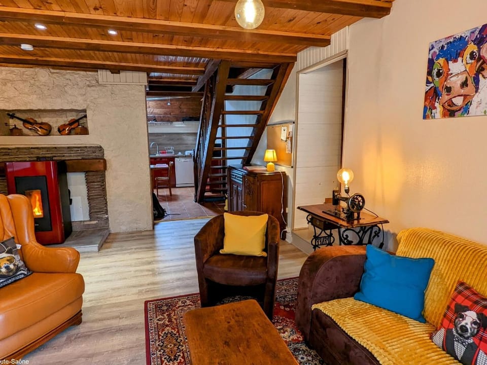 Gîte paisible dans une ancienne ferme avec WIFI et parking à Saint-Bresson - FR-1-583-440 House in Vosges