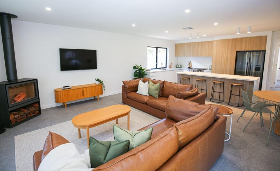 TV and multimedia, Coffee/tea facilities, Kitchen or kitchenette, Living room, Seating area, Dining area, heating, oven, pet friendly, stove, toaster, air conditioner