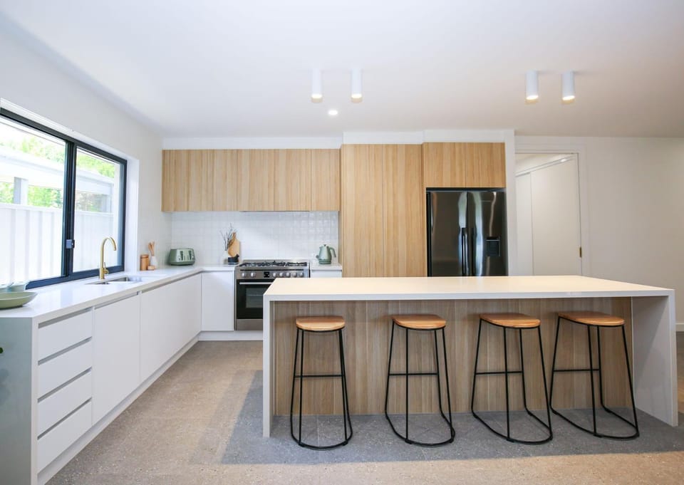 Coffee/tea facilities, Kitchen or kitchenette, Dining area, dishwasher, heating, microwave, oven, pet friendly, stove, toaster, air conditioner