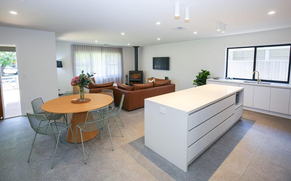 TV and multimedia, Kitchen or kitchenette, Living room, Seating area, Dining area, dishwasher, fireplace, heating, microwave, oven, stove, air conditioner