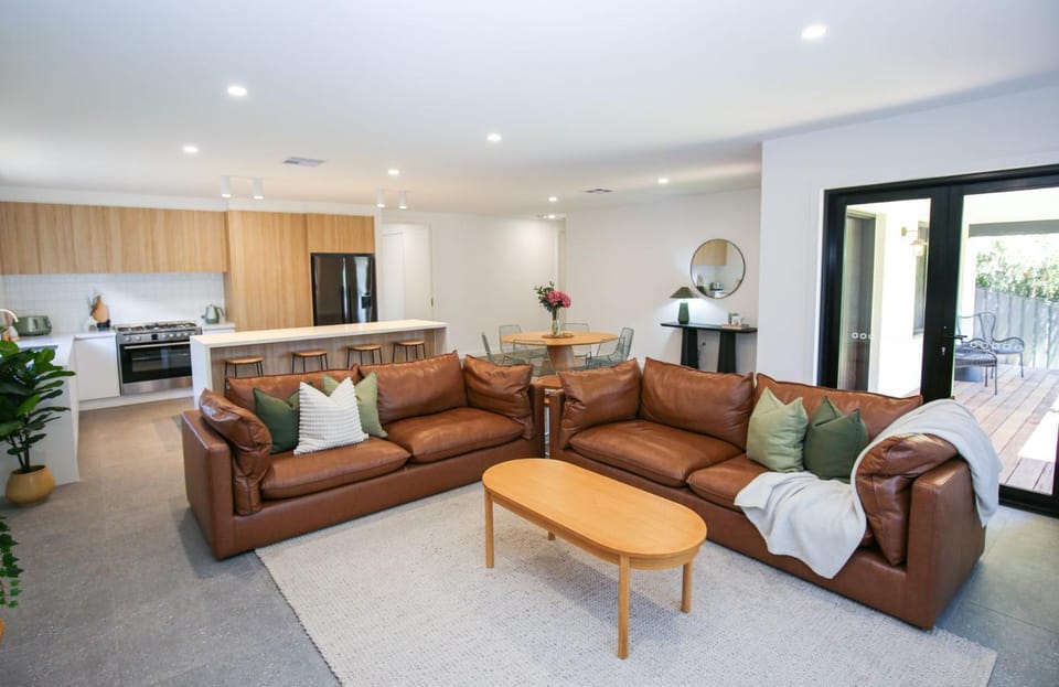 Kitchen or kitchenette, Living room, Seating area, Dining area, dishwasher, heating, microwave, oven, pet friendly, stove, toaster, air conditioner