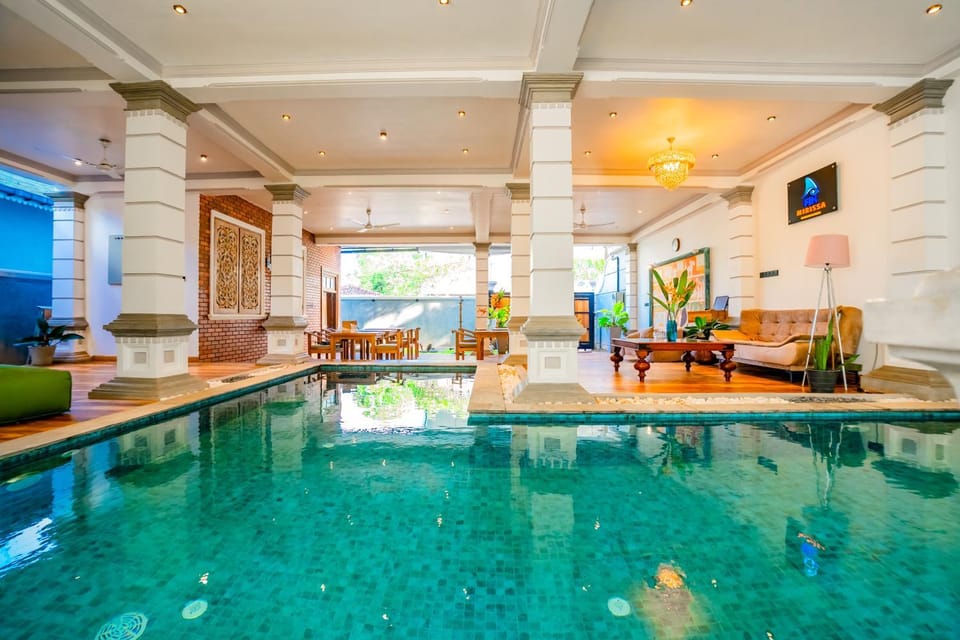 Swimming pool, sunbed