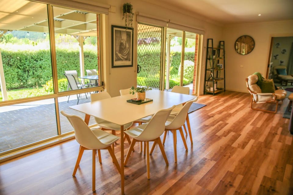 Patio, Living room, Seating area, Dining area, heating, pet friendly, air conditioner