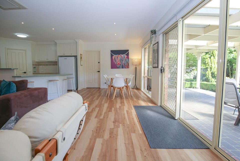 Patio, Coffee/tea facilities, Kitchen or kitchenette, Living room, Seating area, Dining area, dishwasher, oven, pet friendly, stove, toaster