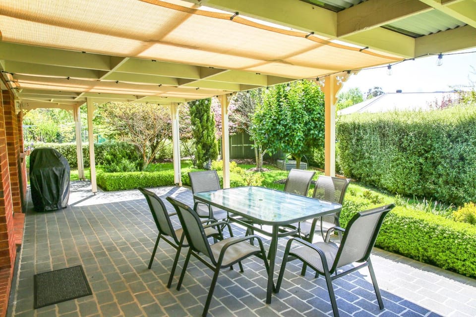 Patio, Natural landscape, BBQ facilities, Garden, Seating area, Dining area, Garden view, pet friendly