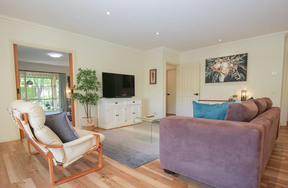 TV and multimedia, Living room, Seating area, heating, pet friendly, air conditioner