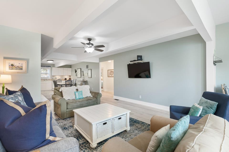 Salty Shack Unit B - Salty Shack - Dog Friendly Home - Across from the Beach - Central Location! Villa in Folly Beach