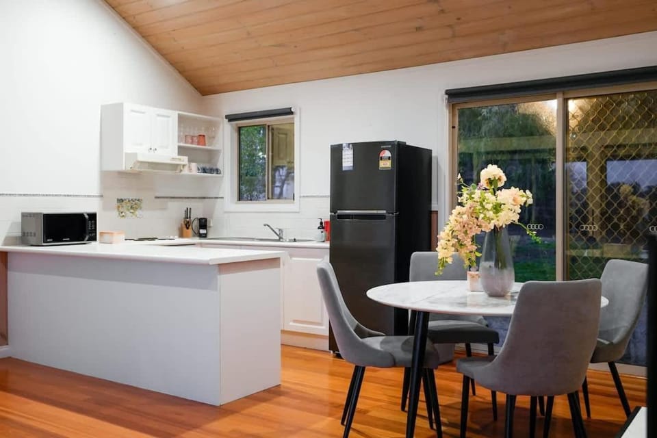 Cozy 2BR Cottage Near Beach & Village Shops House in Balnarring