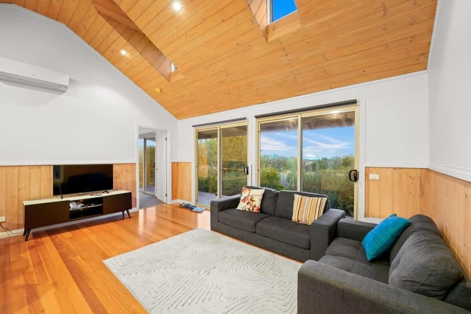 Cozy 2BR Cottage Near Beach & Village Shops House in Balnarring