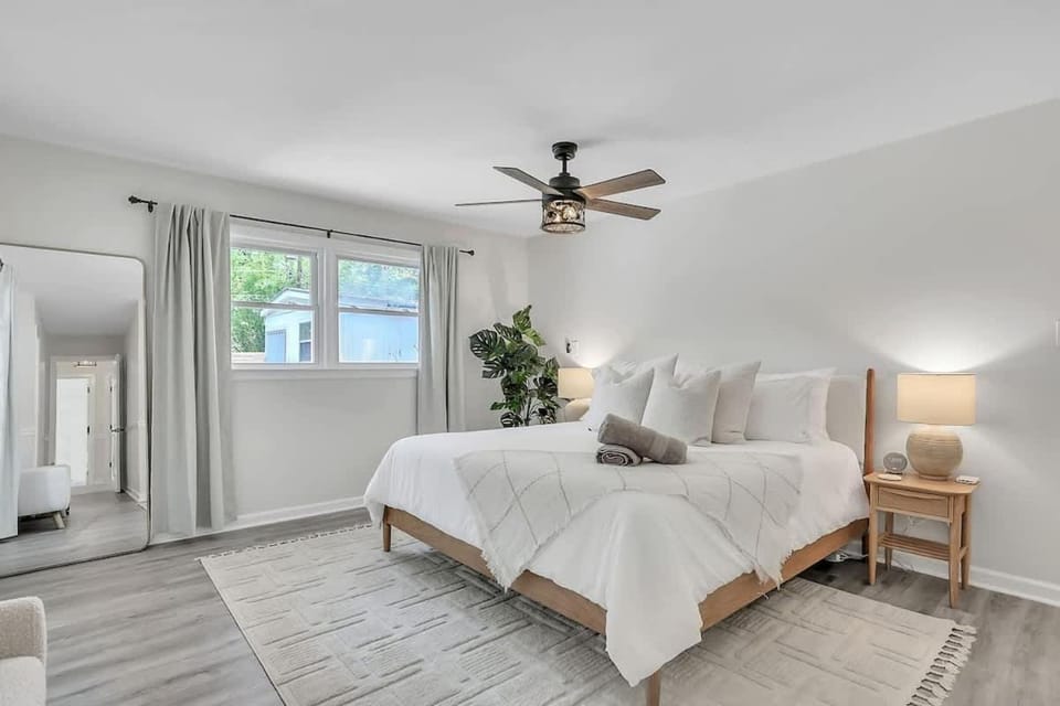 Coastal Pool Retreat Near Beach Downtown & Fun House in Wilmington Island