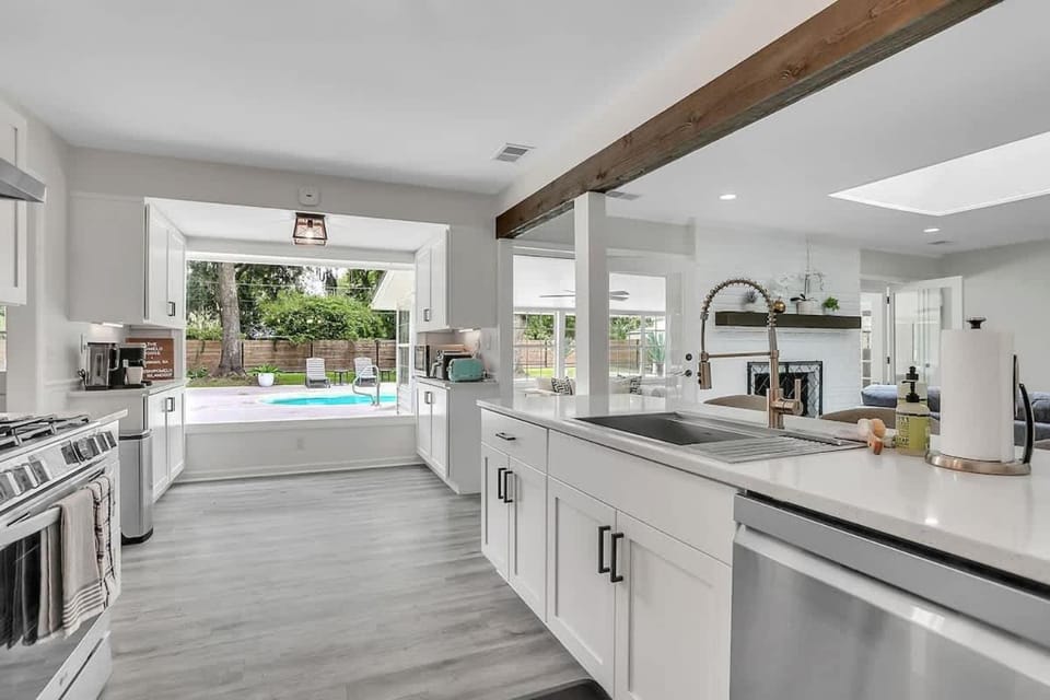 Coastal Pool Retreat Near Beach Downtown & Fun House in Wilmington Island