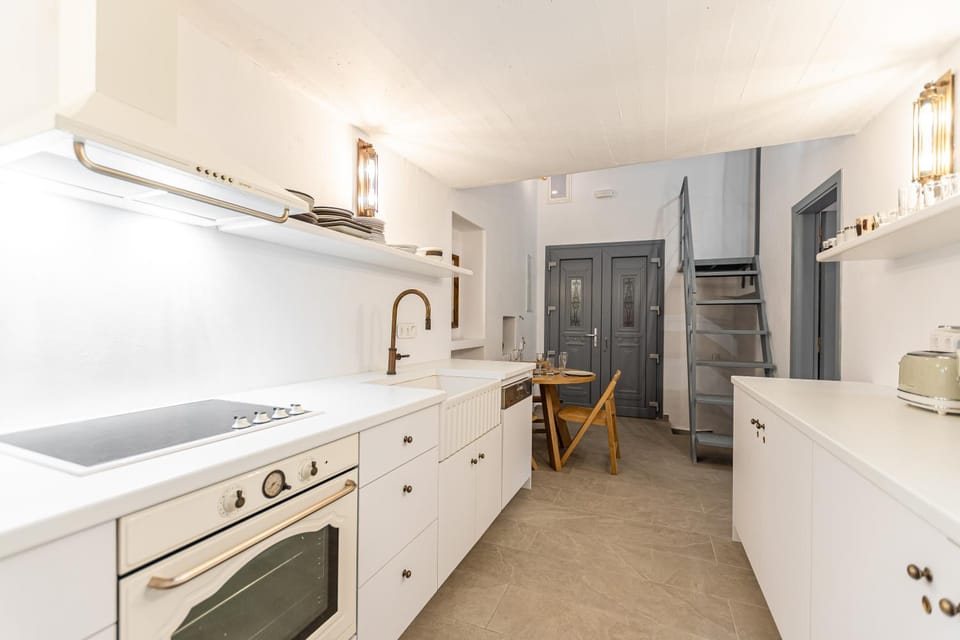 Kitchen or kitchenette, minibar, oven, stove