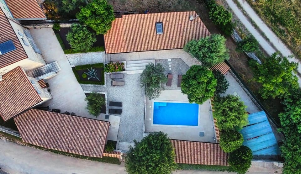 Property building, Day, Bird's eye view, Pool view, Swimming pool, Location, Parking, sunbed