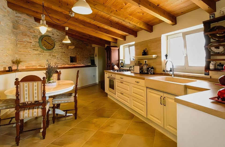 Coffee/tea facilities, Kitchen or kitchenette, Dining area, pet friendly, stove