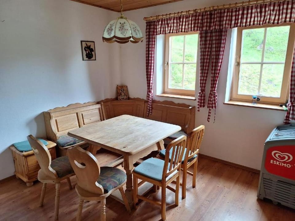 Seating area, Dining area, kitchen