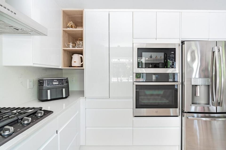 Coffee/tea facilities, Kitchen or kitchenette, dishwasher, oven, stove
