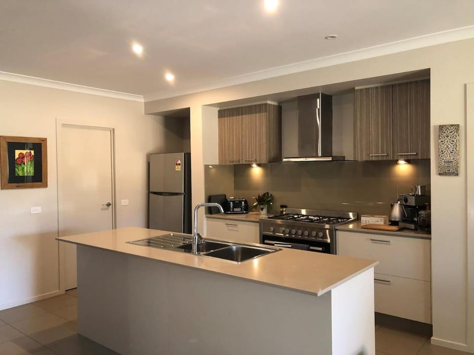 Coffee/tea facilities, Kitchen or kitchenette, stove, toaster