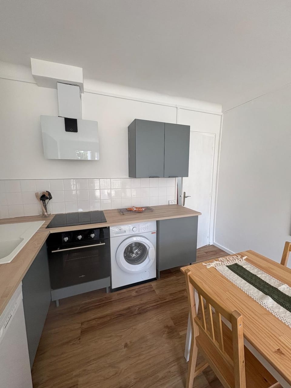 Kitchen or kitchenette, Dining area, dishwasher, oven, stove, toaster, washing machine
