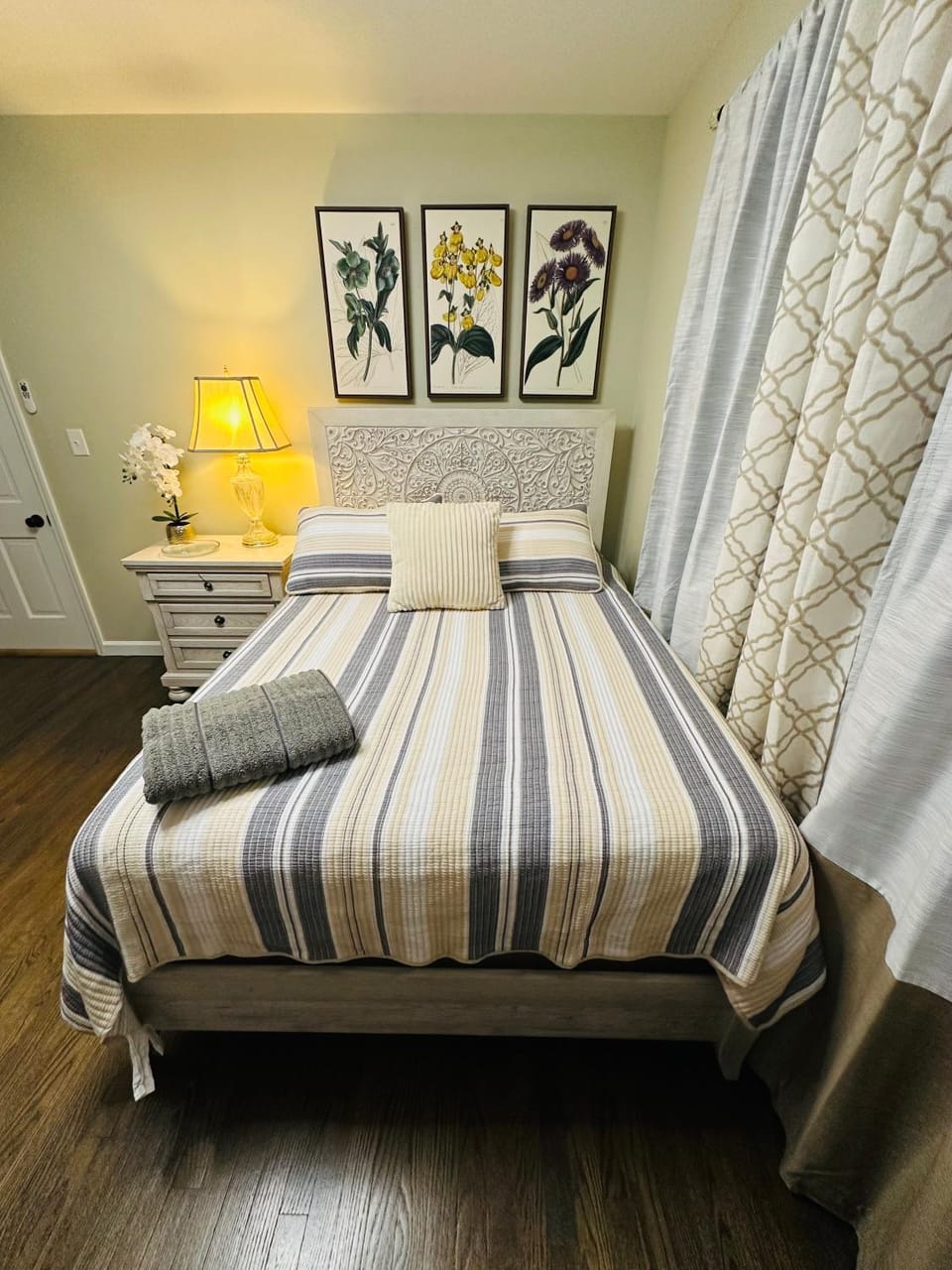 Bed, Photo of the whole room, Bedroom