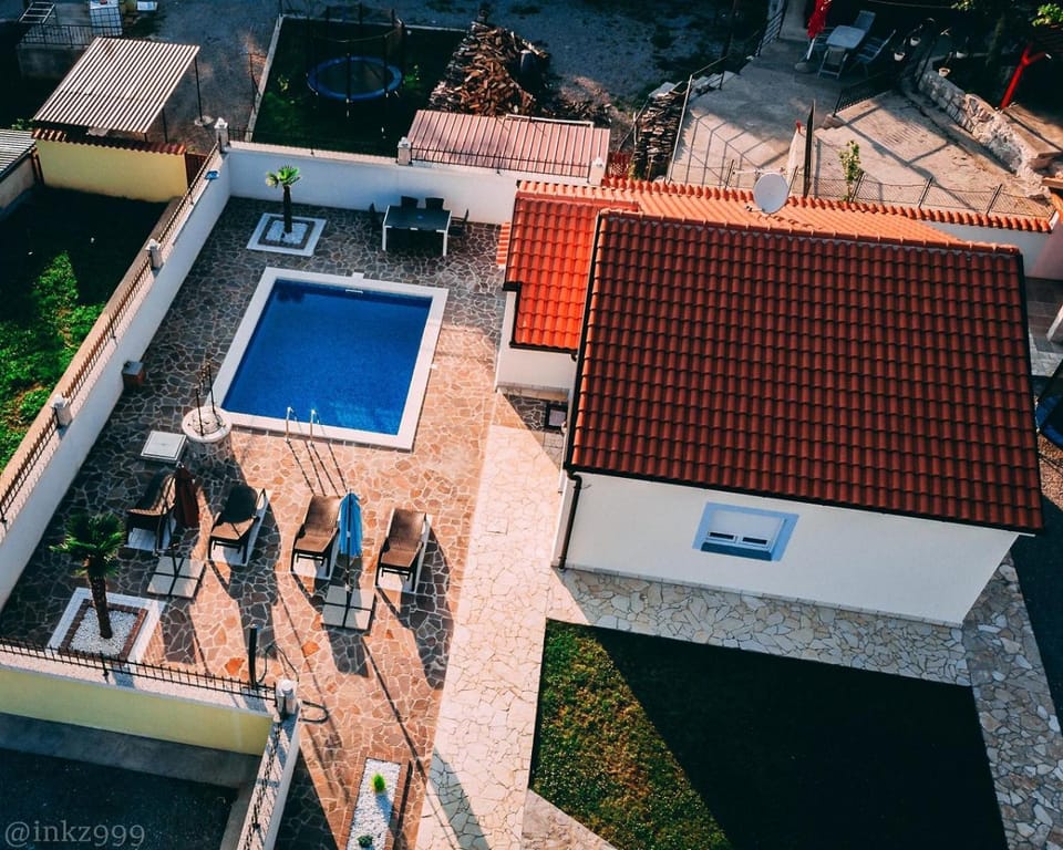 Property building, Patio, Day, Bird's eye view, Pool view, Swimming pool, sunbed