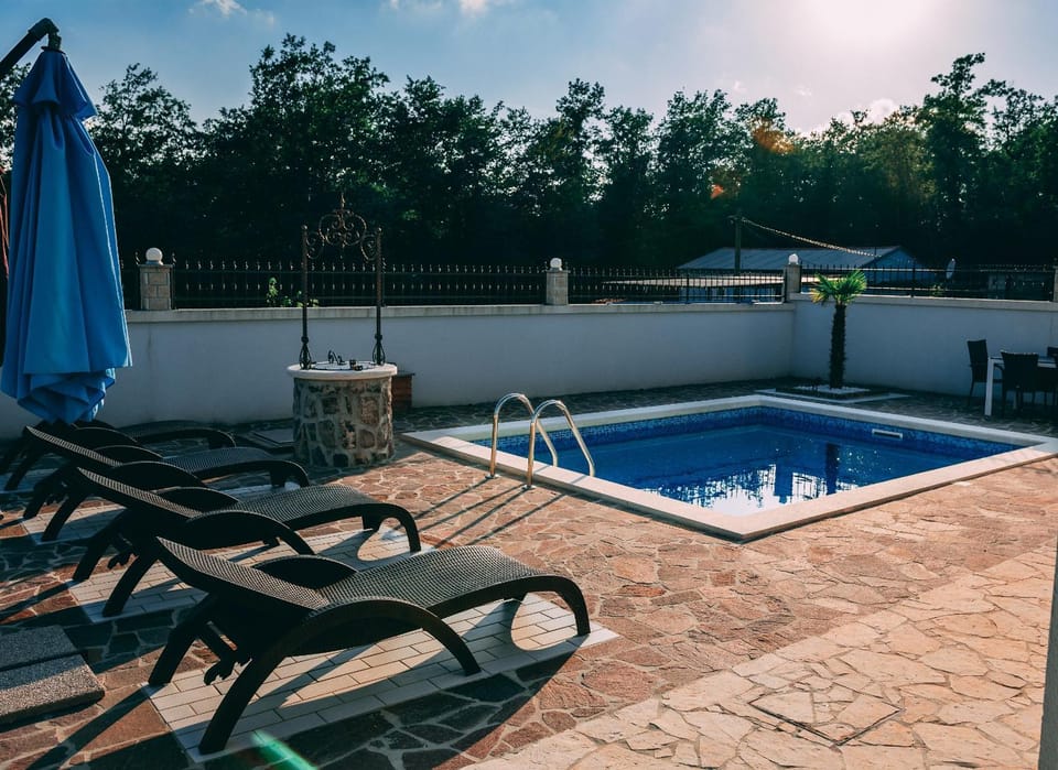 Neighbourhood, Natural landscape, Area and facilities, Swimming pool, Swimming pool