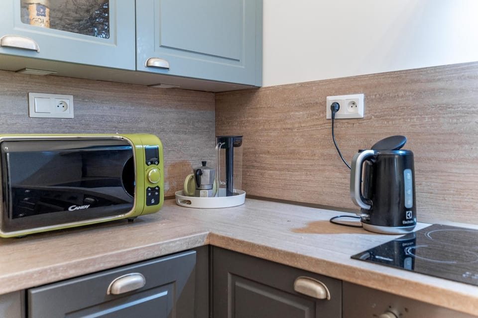 Coffee/tea facilities, Kitchen or kitchenette, stove, toaster