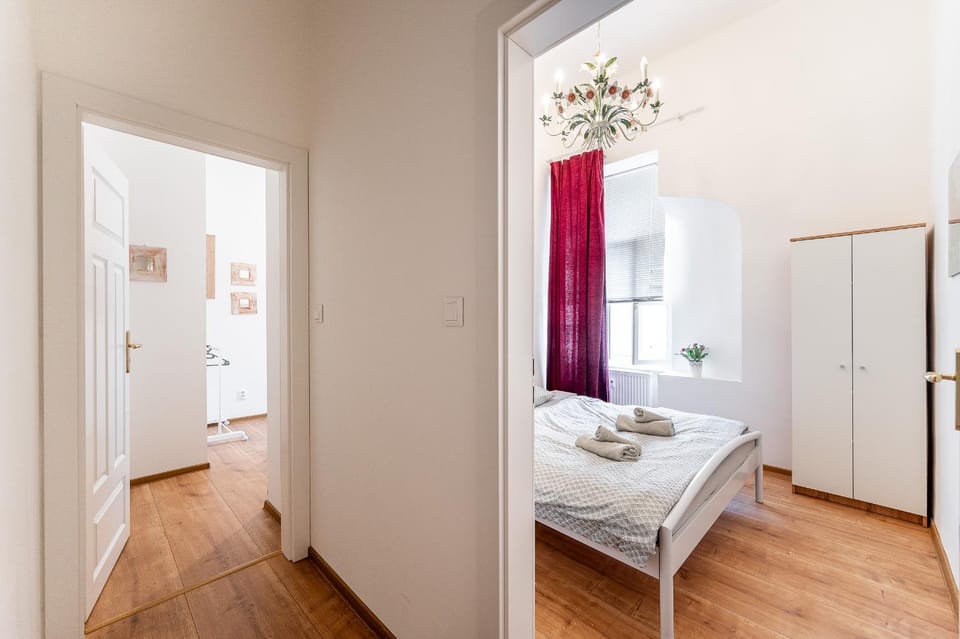 Photo of the whole room, Bedroom, wardrobe