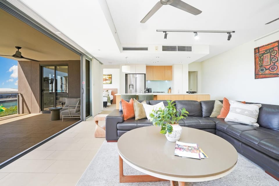Lagoon Waterfront Oasis relaxing balcony & BBQ Apartment in Darwin